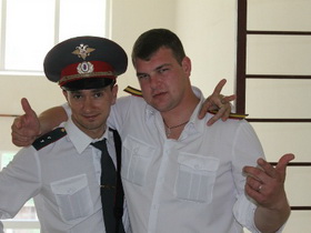 Прапорщик Ратников (слева). Фото: rusnovosti.ru