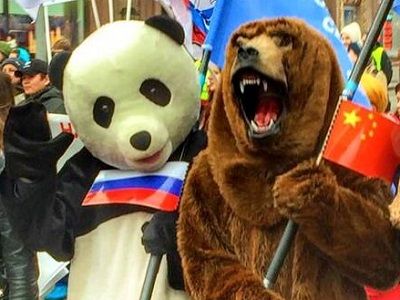 Панда и флаг Китая на официальном марше, 4.11.15, Москва. Источник - https://www.facebook.com/profile.php?id=100005785300587