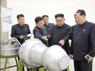 Ким Че Ын, советники и деталь ракеты. Фото: nikkei.com