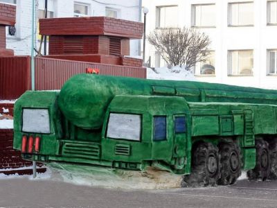 Макет комплекса "Тополь-М", сооруженный из снега заключенными (Омск). Источник - static.ngs.ru