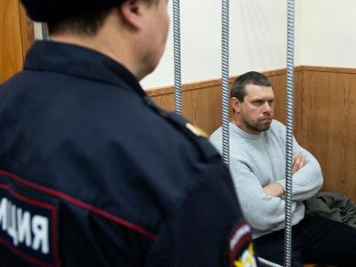 Денис Коновалов (на фото) – один из пятерых экс-сотрудников УВД, принимавших участие в задержании журналиста "Медузы" Ивана Голунова. Фото: Dmitry Serebryakov / AP