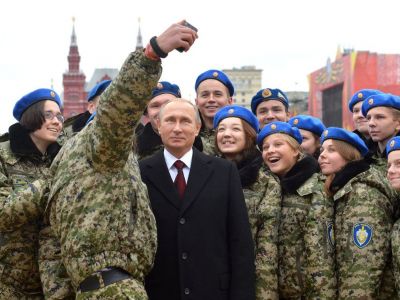 Владимир Путин с активистами из военно-патриотического центра Вымпел, 2015 год. Фото: kremlin.ru