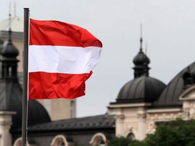 Флаг Австрии на здании в Зальцбурге. Фото: Depositphotos