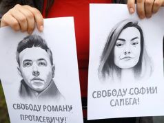 Акция в поддержку Романа Протасевича и Софии Сапега у здания посольства Беларуси (Рига). Фото: EPA/Vostock-photo