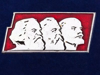 Значок "Маркс, Энегльс, Ленин". Фото: voenpro.ru