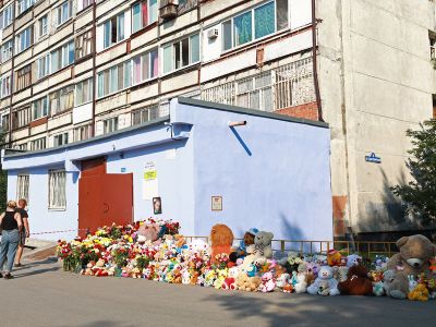 Стихийный мемориал возле дома убитой Насти Муравьевой, 22 августа 2021 года. Фото: Максим Слуцкий / ТАСС