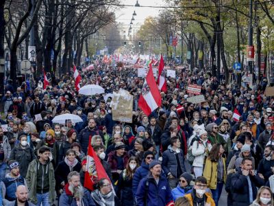 Демонстранты выступают против мер по борьбе с пандемией коронавируса в Вене, Австрия, 20 ноября 2021 года. Фото: Lisa Leutner / AP Photo