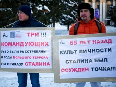 Пикет против барельефа Сталина. Фото: Znak.com