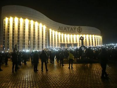 Протестующие включили фонарики на площади у театра традиционного искусства "Алатау" в Алматы. Фото: Павел Михеев / Reuters