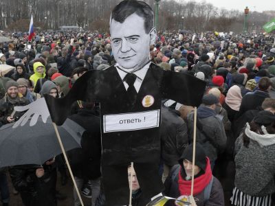 Протестующие держат картонный плакат с изображением Дмитрия Медведева на Марсовом поле в Санкт-Петербурге, 26 марта 2017 г. Фото: Dmitri Lovetsky / AP Photo