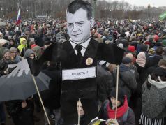 Протестующие держат картонный плакат с изображением Дмитрия Медведева на Марсовом поле в Санкт-Петербурге, 26 марта 2017 г. Фото: Dmitri Lovetsky / AP Photo
