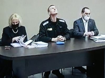 Алексей Навальный (в центре) во время заседания суда в покровской колонии №2. Фото: Сергей Фадеичев/ТАСС