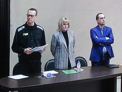 Алексей Навальный и его адвокаты на вынесении приговора, 22.03.22. Фото: t.me/kshulika