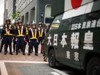 Полиция на улицах Токио в день Конституции. Фото: www.facebook.com/vasily.golovnin