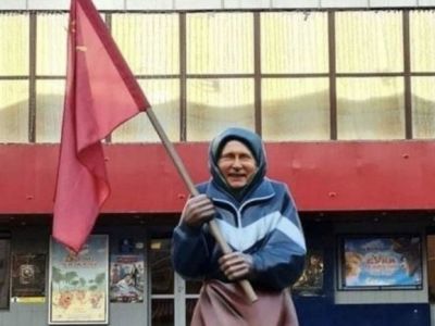 Путин - памятник старушке с красным флагом. Коллаж: beltanews