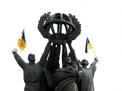 Украинские флаги на монументе "Мир во всем мире", 22 мая 2022 года. Фото: Stoyan Nenov / REUTERS