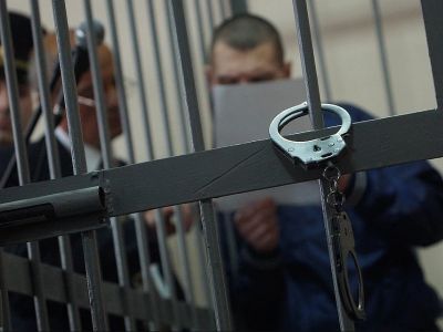 Клетка в зале суда. Фото: gtrk-saratov.ru