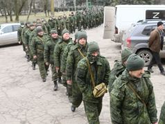 Мобилизованные жители в Новоазовске. Фото: Илья Питалев / РИА Новости