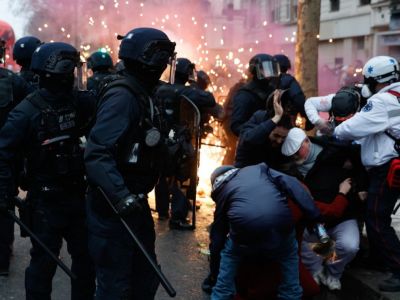 Французские силовики и протестующие против пенсионной реформы. Фото: t.me/rtvimain