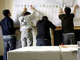 Подготовка избирательного участка в Италии. Фото CNN (c)