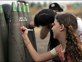 Дети подписывают бомбы. Фото с сайта users.livejournal.com