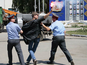 Задержание нацбола на митинге "несогласных" в Рязани. фото: Каспаров.Ru
