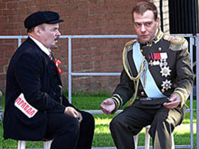 Медведев и большевики. Коллаж с сайта www.apn.ru