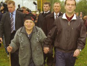 Дмитрий Медведев и избиратели, фото Михаила Кровлева, Собкор®ru