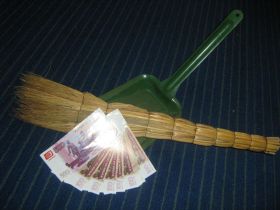 Деньги на веники. Фото: Игорь Гольдберг, Каспаров.Ru