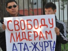 Сторонники задержанных оппозиционеров. Фото: РИА "Новости"