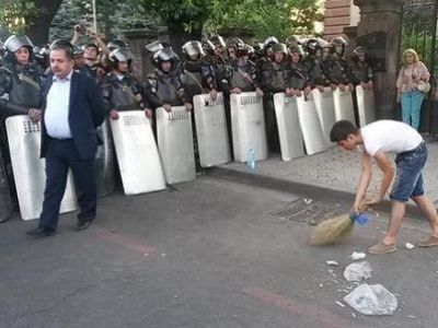 Уборка у баррикад, Ереван, 25.6.15. Фото: twitter.com/svaboda