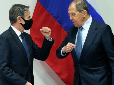 Энтони Блинкен (в маске) и Сергей Лавров. Фото: REUTERS / POOL