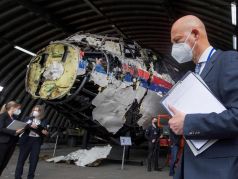 судья ендрик Стинхейс осматривает реконструированные обломки рейса MH17 Malaysia Airlines на военной авиабазе Гильзе-Риджен 26 мая 2021 года. Фото: AFP / Getty