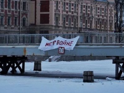 Плакат "нет войне!" на Горсткином мосту через Фонтанку, Санкт-Петербург, 23.02.22. Фото: t.me/anatoly_nesmiyan