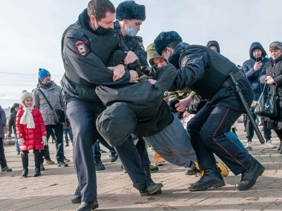 Задержание участника антивоенной акции в Костроме, 6.03.22. Фото: ОВД-инфо