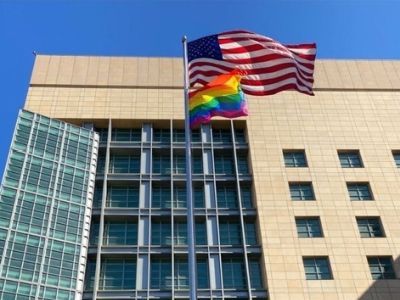 Радужный флаг на здании посольства США. Фото: ВКонтакте