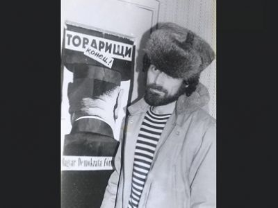 Аркадий Дубнов и плакат "Товарищи, конец!" Фото: t.me/arkadyDubnov