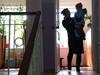 Осужденная с дочерью в доме ребенка при Можайской женской исправительной колонии. Фото: Валерия Шарифулина / ТАСС